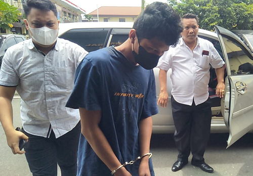perampok_hp_dan_ancam_pekerja_apotek_pakai_golok_ditembak_polrestabes_medan