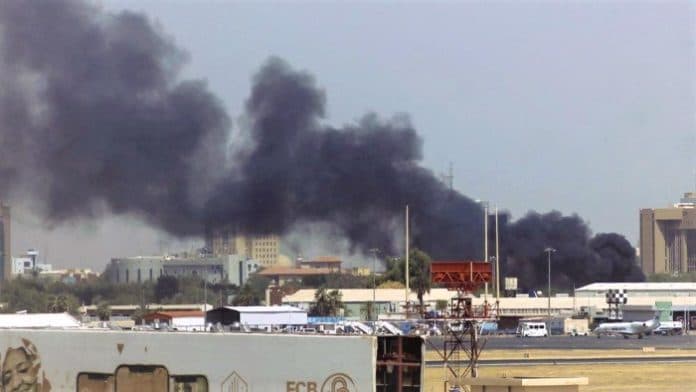 perang_dua_kelompok_militer_pecah_di_sudan_rsf_klaim_menewaskan_260_pasukan_saf
