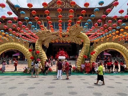 perayaan_imlek_2024_di_maha_vihara_maitreya_cemara_asri_berlangsung_kondusif