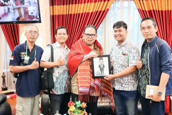 perayaan_natal_driver_online_dan_pkl_meriah_baskami_ginting_dapat_penghargaan