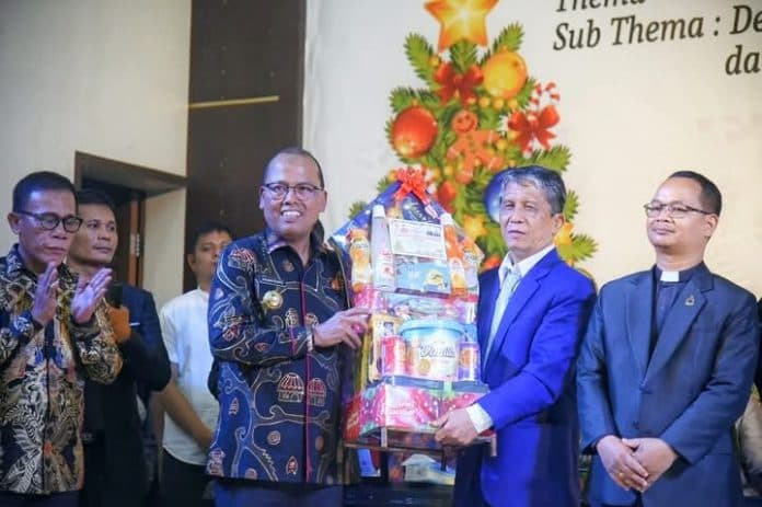 perayaan_natal_oikumene_pj_bupati_ajak_buktikan_tapteng_daerah_damai_dan_toleransi
