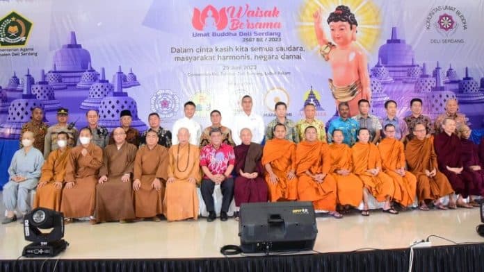 perayaan_pertama_tri_suci_waisak_2023_di_deli_serdang_wabup_pererat_persaudaraan