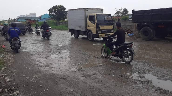 perbaikan_jalan_platina_i_titi_papan_medan_deli_masih_terkendala_tapal_batas
