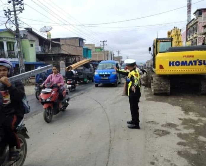 perbaikan_jalan_simpang_ujung_aji_berastagi_polisi_minta_pengendara_mengantri