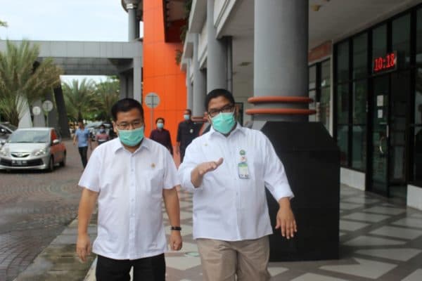 percepat_penanganan_covid_19_kemendikbud_tambah_satu_alat_pcr_ke_rs_usu