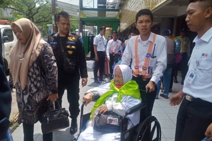 perdana_calhaj_asal_labuhan_batu_diberangkatkan_ke_embarkasi_medan_naik_kereta_api