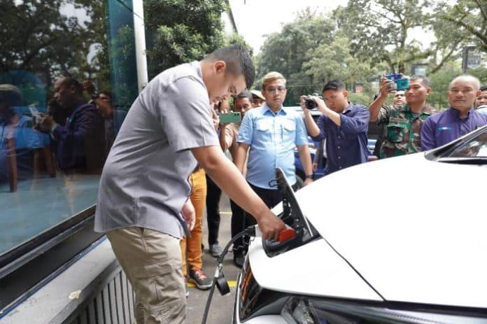 perdana_wali_kota_bobby_nasution_luncurkan_ev_charging_di_kota_medan