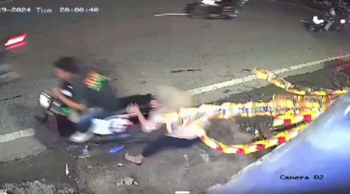 perempuan_berhijab_terseret_pertahankan_motor_dari_pencuri