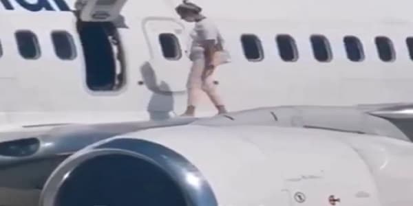 perempuan_ini_buka_pintu_darurat_lalu_naik_ke_sayap_pesawat
