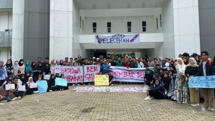 pererat_hubungan_dengan_masyarakat_aliansi_mahasiswa_uinsu_aksi_mimbar_bebas