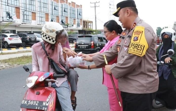 pererat_persaudaraan_kapolres_simalungun_bagikan_takjil_ke_pengendara