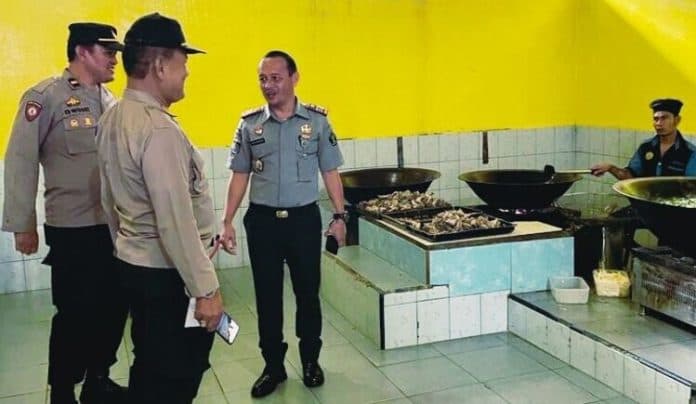 pererat_sinergitas_kalapas_ajak_kapolsek_keliling_blok_hunian_lapas_siborong_borong