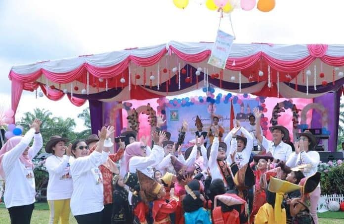 peringatan_han_ke_39_153_kartu_identitas_anak_dibagikan_disdukcapil_simalungun