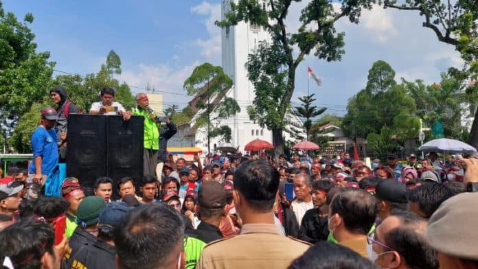 peringatan_hari_agraria_diwarnai_aksi_damai_kelompok_tani_sumut_di_kantor_gubernur