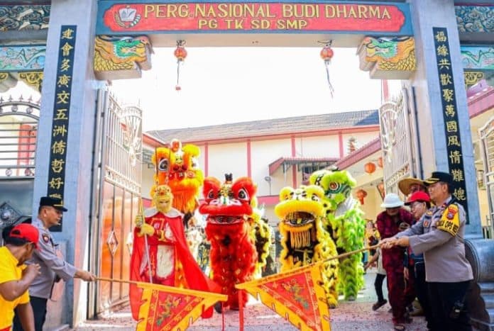 peringatan_hut_dewa_seng_ong_kong_polisi_beri_pengaman_di_vihara_avalokitesvara_tebing_tinggi