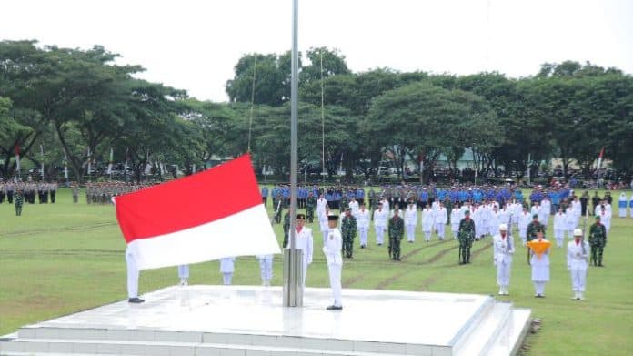 peringatan_hut_ri_ke_78_di_asahan_merah_putih_berkibar_diiringi_gerimis