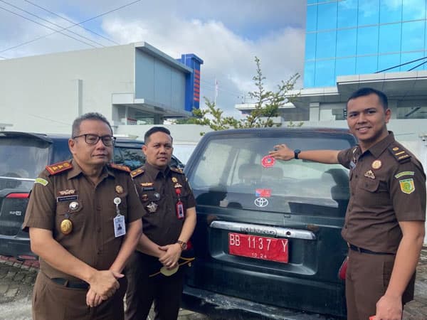 peringati_hakordia_kejari_dairi_gelar_aksi_tempel_stiker_di_kendaraan_dinas