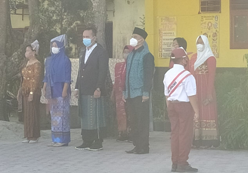 peringati_hardiknas_2022_guru_berpakaian_adat_tradisional_di_siantar