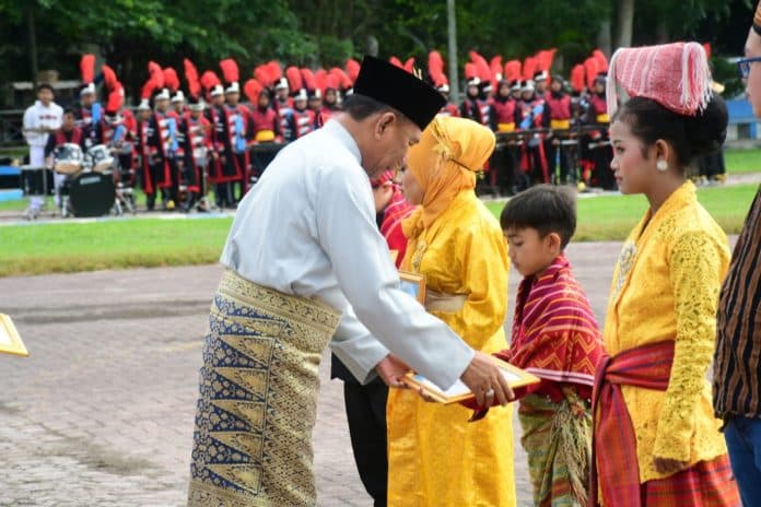 peringati_hardiknas_bupati_deli_serdang_anak_anak_kita_sekarang_bisa_belajar_lebih_tenang