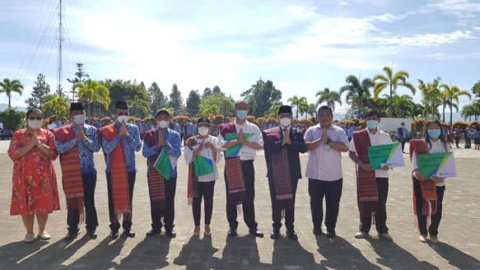 peringati_hardiknas_guru_non_pns_di_toba_terima_kartu_jamsostek