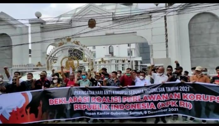 peringati_hari_anti_korupsi_di_sumut_diwarnai_bagi_bagi_martabak_telur