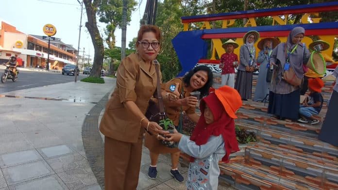 peringati_hari_bumi_sedunia_sekolah_alam_siantar_kampanye_dengan_membagikan_bibit_tanaman
