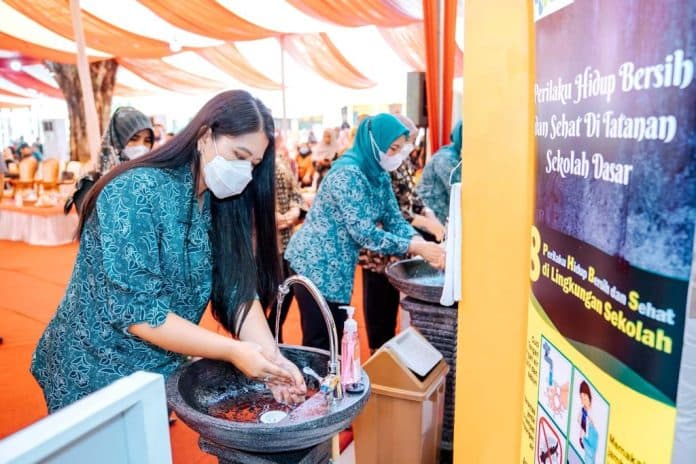 peringati_hari_cuci_tangan_sedunia_ketua_tp_pkk_medan_bagi_belasan_sepeda_ke_dokter_cilik_dan_anak_tk