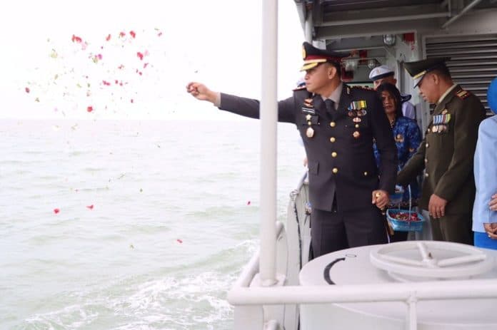 peringati_hari_dharma_samudra_polres_tanjungbalai_tabur_bunga