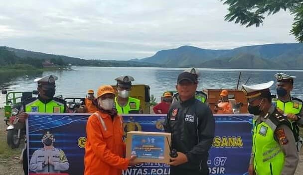 peringati_hari_lalu_lintas_ke_67_kapolres_samosir_gelar_bakti_sosial