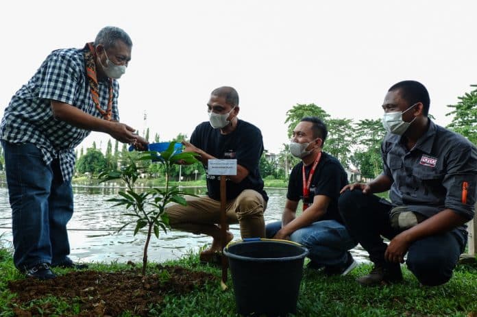 peringati_hari_lingkungan_hidup_sedunia_pfi_medan_tanam_pohon_dan_bersihkan_danau_di_taman_cadika