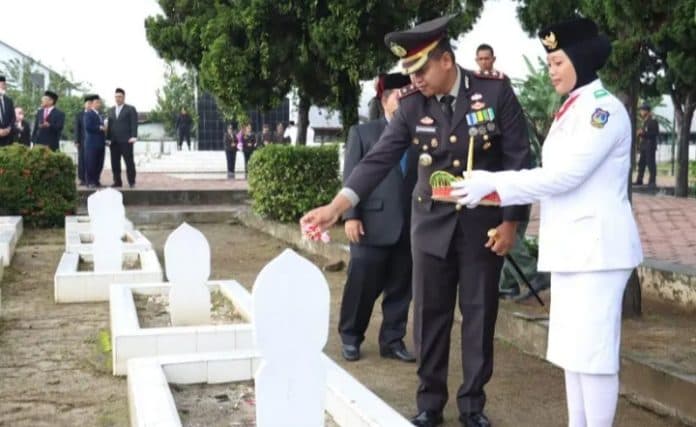 peringati_hari_pahlawan_ke_77_kapolres_tebing_tinggi_ziarah_ke_taman_makam_pahlawan