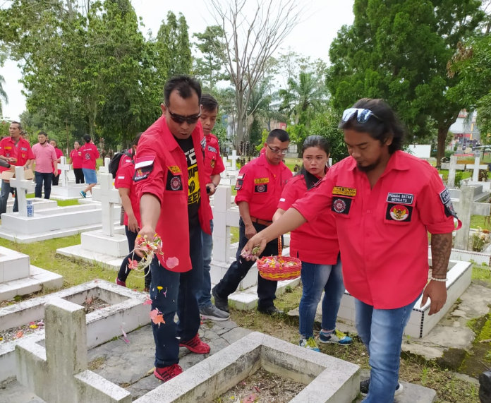 peringati_hari_pahlawan_pbb_ziarah_ke_makam_pahlawan_dan_bagi_masker