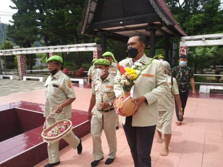 peringati_hari_pahlawan_ppm_toba_tabur_bunga_di_makam_sisingamangaraja_xii