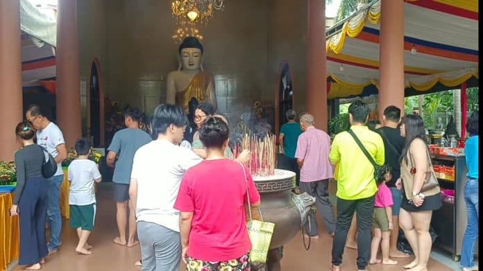 peringati_hari_raya_waisak_ribuan_umat_buddha_padati_wihara_sakyamuni