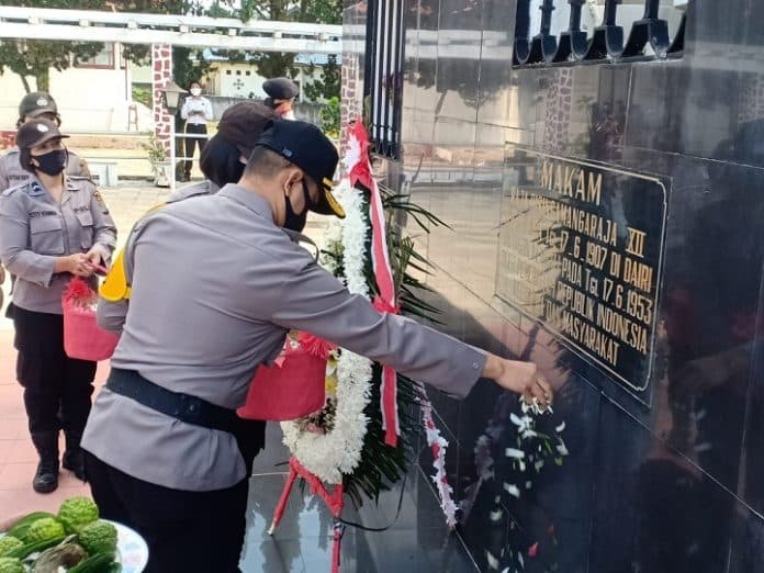 peringati_hut_bhayangkara_polri_ziarah_ke_makam_sisingamangaraja_xii