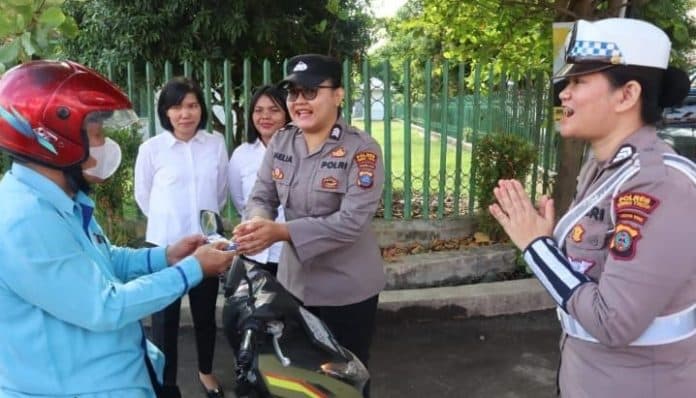 peringati_hut_polwan_ke_76_polres_tebing_tinggi_bagikan_cokelat_ke_pengendara_sepeda_motor
