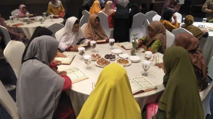 peringati_nuzulul_quran_nenek_nenek_di_medan_baca_quran_serentak_sekaligus_berbuka_puasa_bersama