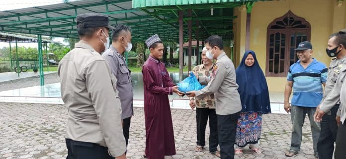 peringati_tahun_baru_islam_polsek_batang_kuis_bersihkan_mesjid_dan_bagikan_sembako