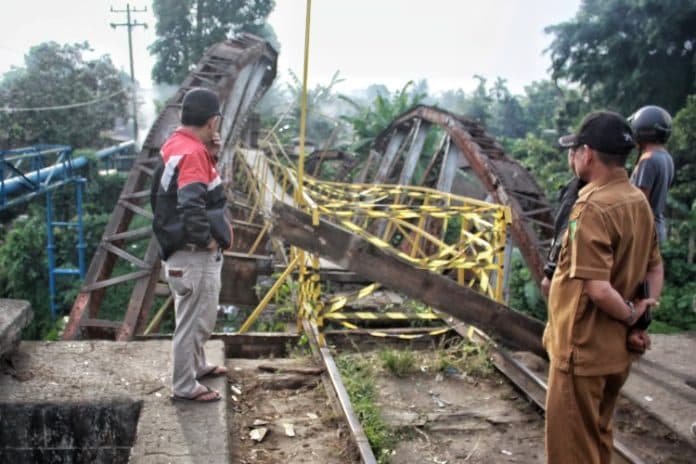 peristiwa_jembatan_ambruk_di_medan_ancam_nyawa_belasan_anak_sekolah