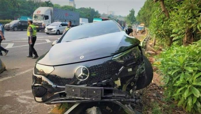peristiwa_mercy_listrik_tiba_tiba_tabrak_pembatas_tol_jorr