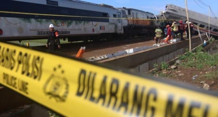 perjalanan_2_ka_tujuan_bandung_dialihkan_akibat_tabrakan_kereta_di_cicalengka