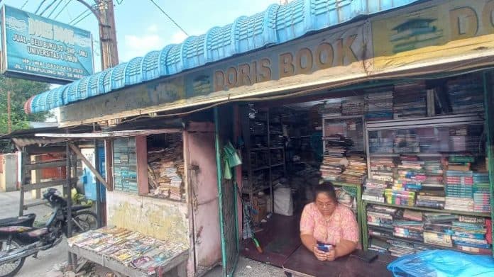 perjalanan_panjang_tiga_generasi_doris_book_store_dari_mulai_jualan_keliling_hingga_buka_toko_di_rumah