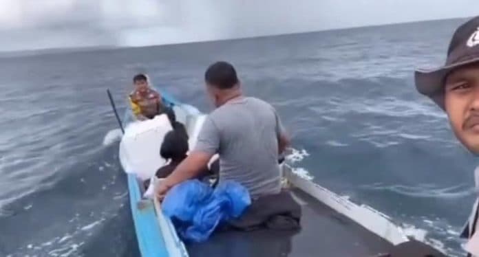 perjuangan_dua_anggota_polres_nisel_kawal_pengiriman_logistik_pilkada_pakai_kapal_kayu