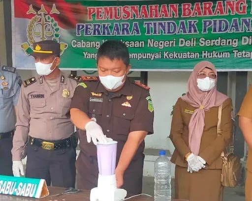 perkara_inkrah_cabjari_deli_serdang_di_labuhan_deli_musnahkan_barang_bukti