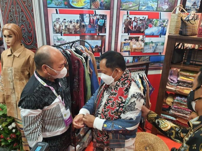 perkenalkan_produk_daerah_bupati_nikson_jaga_stand_taput_di_pameran_apkasi_jakarta