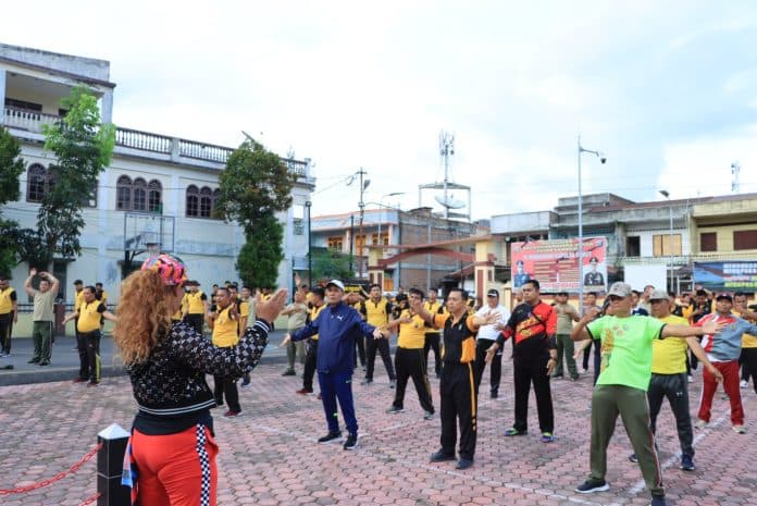 perkuat_sinergitas_kodim_0210tu_olahraga_bersama_jajaran_polres_dan_pemkab_samosir