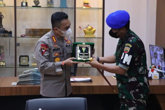 perkuat_sinergitas_tni_polri_dandenpom_i1_pematangsiantar_kunjungi_kapolresta_deli_serdang
