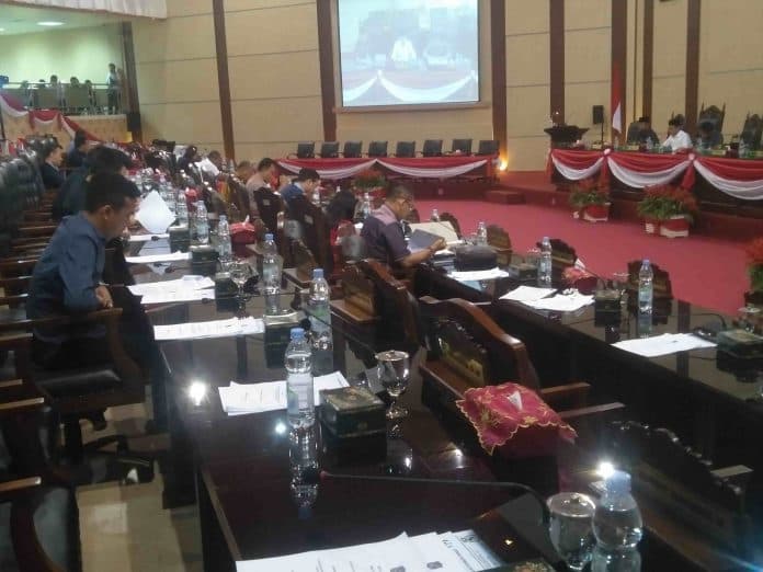 perlambat_dokumen_kependudukan_dprd_usul_denda_rp1_juta