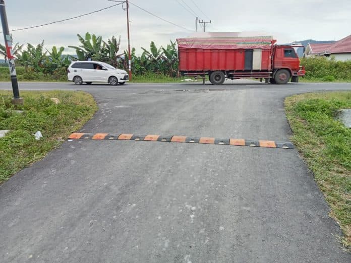 perlintasan_jalan_by_pass_balige_rawan_kecelakaan_pemkab_pasang_pita_penggaduh