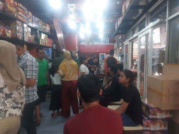 permintaan_kembang_api_meningkat_di_kota_medan